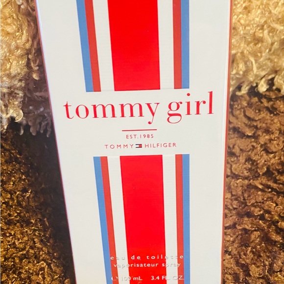 Tommy Hilfiger Red Box Packaging - Picture 5 of 5